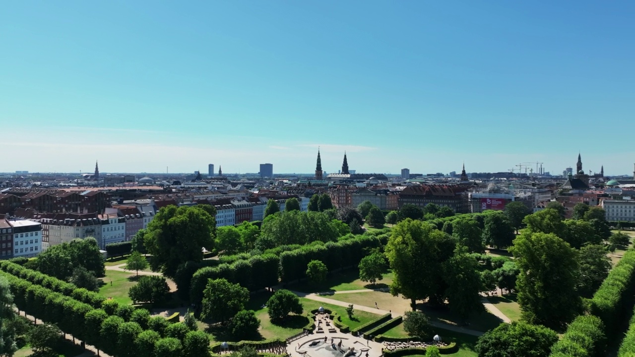 大型装饰花园Kongens Have的空中全景，背景是高楼的城市景观。丹麦哥本哈根视频素材