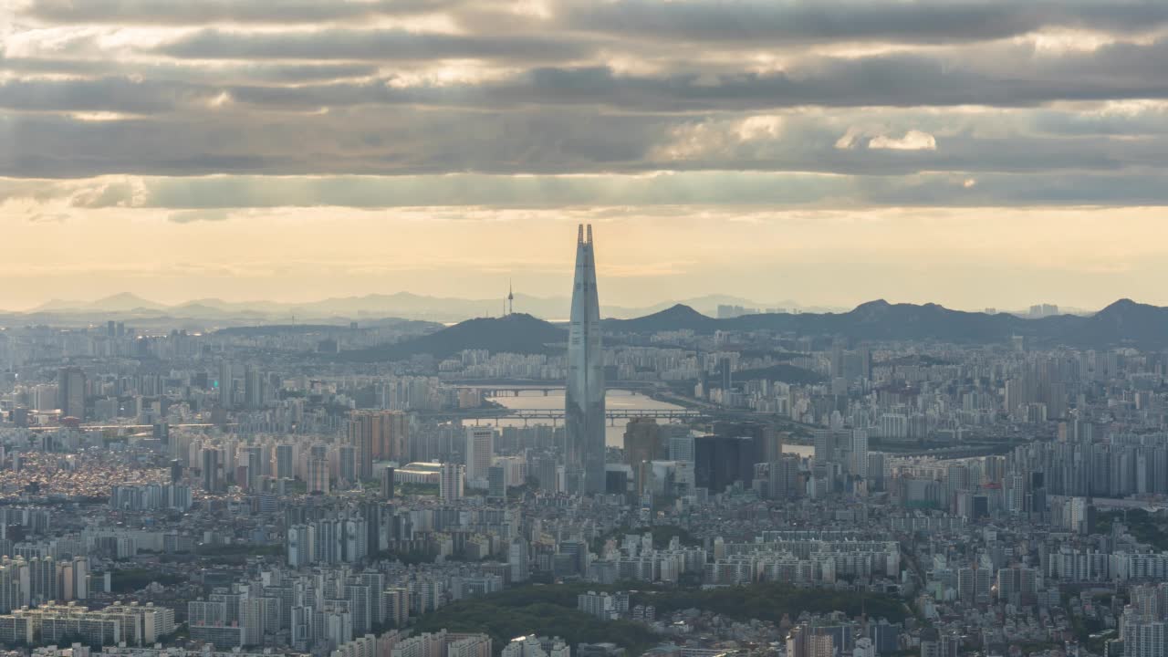 汉江-首尔松坡区蚕室区乐天世界大厦附近的市中心日落景视频素材