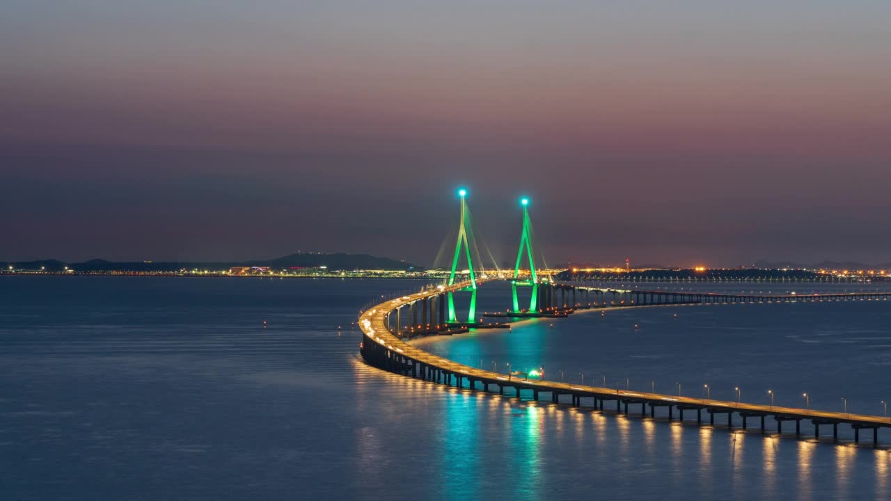 夜晚的仁川大桥/韩国仁川视频素材