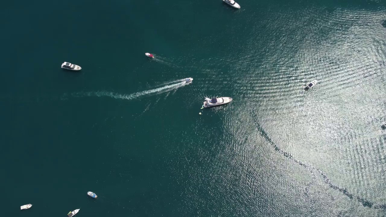 平静海面上的空中游艇。豪华邮轮旅行。从上面看，白色的船在深蓝色的水。航拍的富有的游艇航行在海上。在豪华船上的夏季之旅视频素材