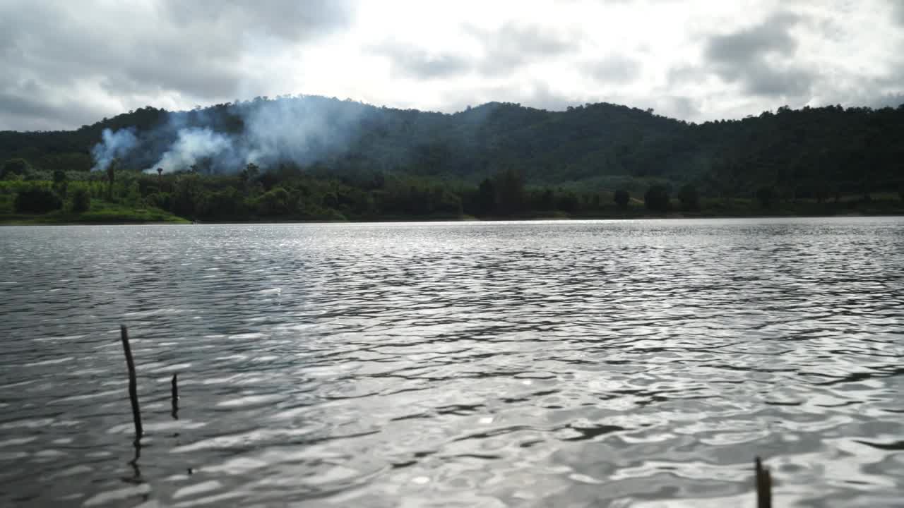 在背景中山谷中的湖边钓鱼视频素材