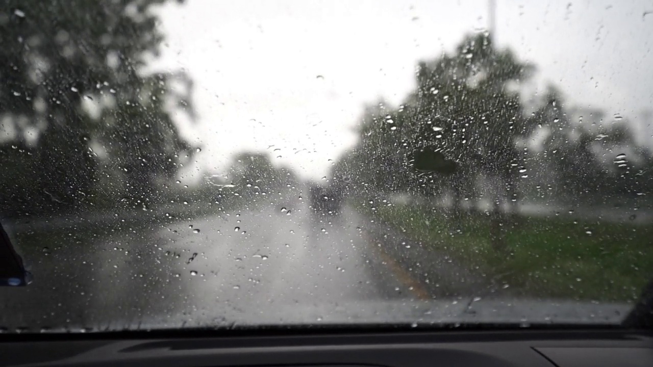 下雨时开车，刮雨刷视频下载