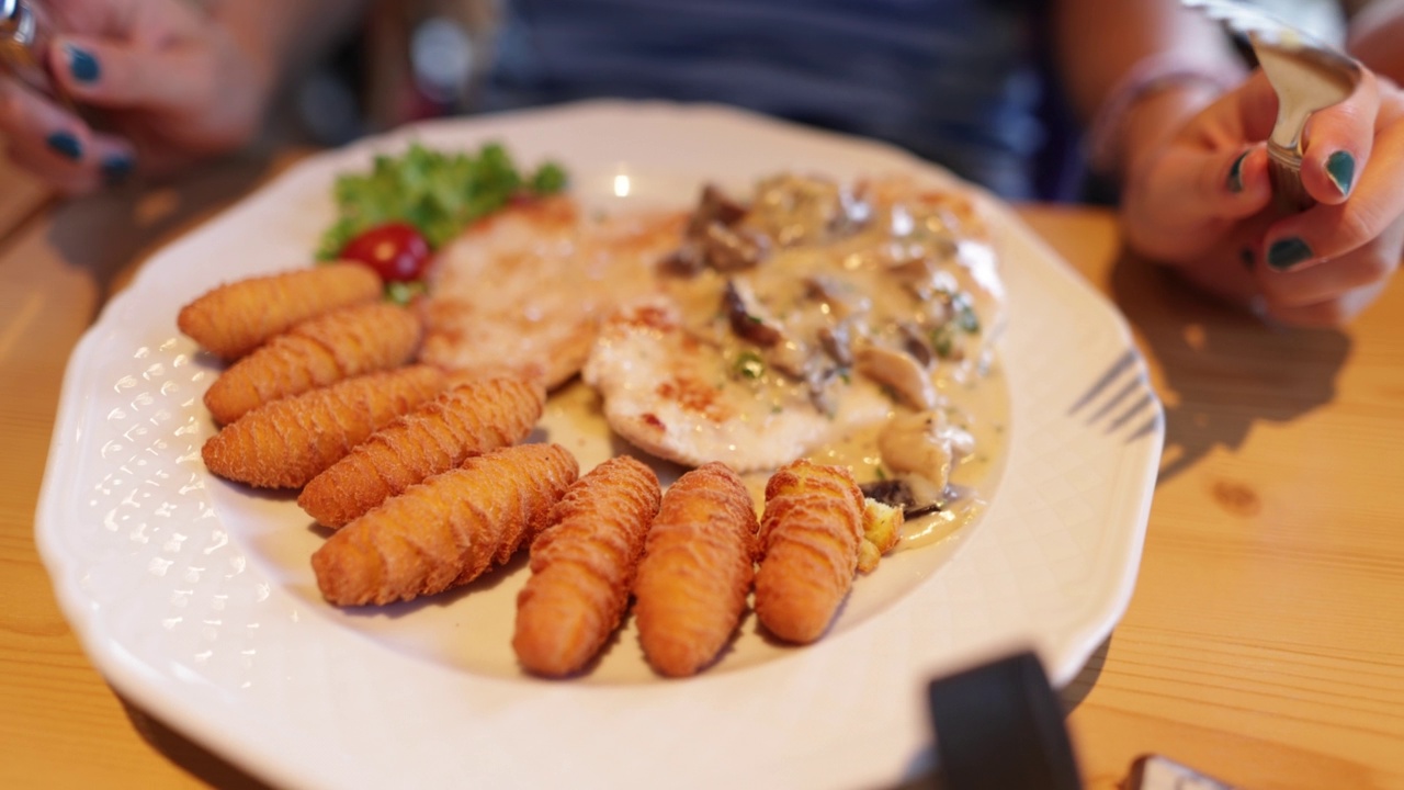 美味午餐的特写——蘑菇酱配土豆泥视频素材