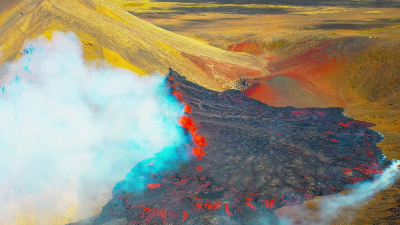 冰岛雷克简斯半岛的盖尔丁达尔火山爆发。流动的熔岩和火山口。视频素材