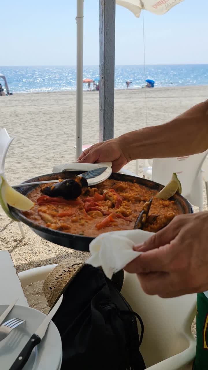 在海滩餐厅吃海鲜饭视频素材