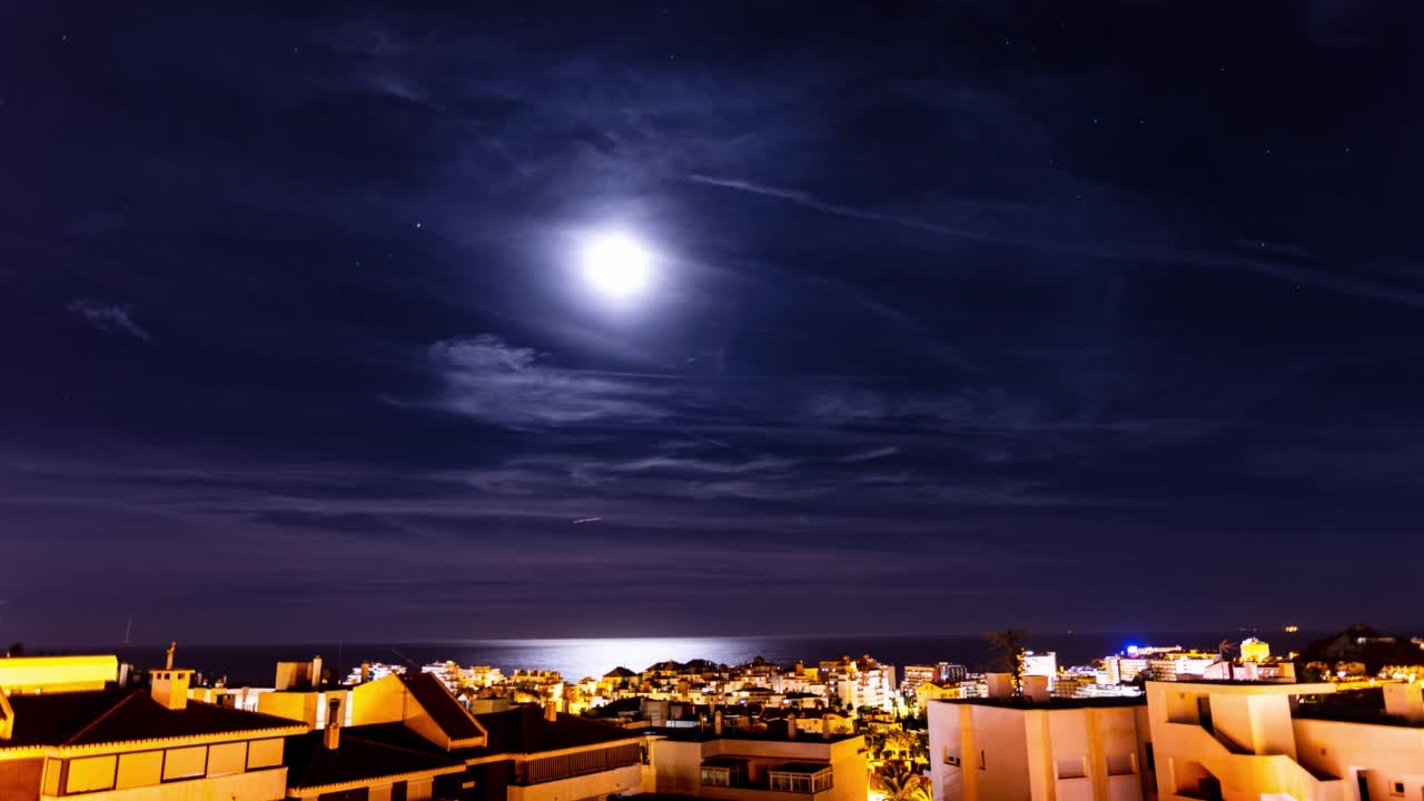 多云的夜晚，月亮在太阳海岸贝纳尔玛德纳上空的延时照片。视频下载