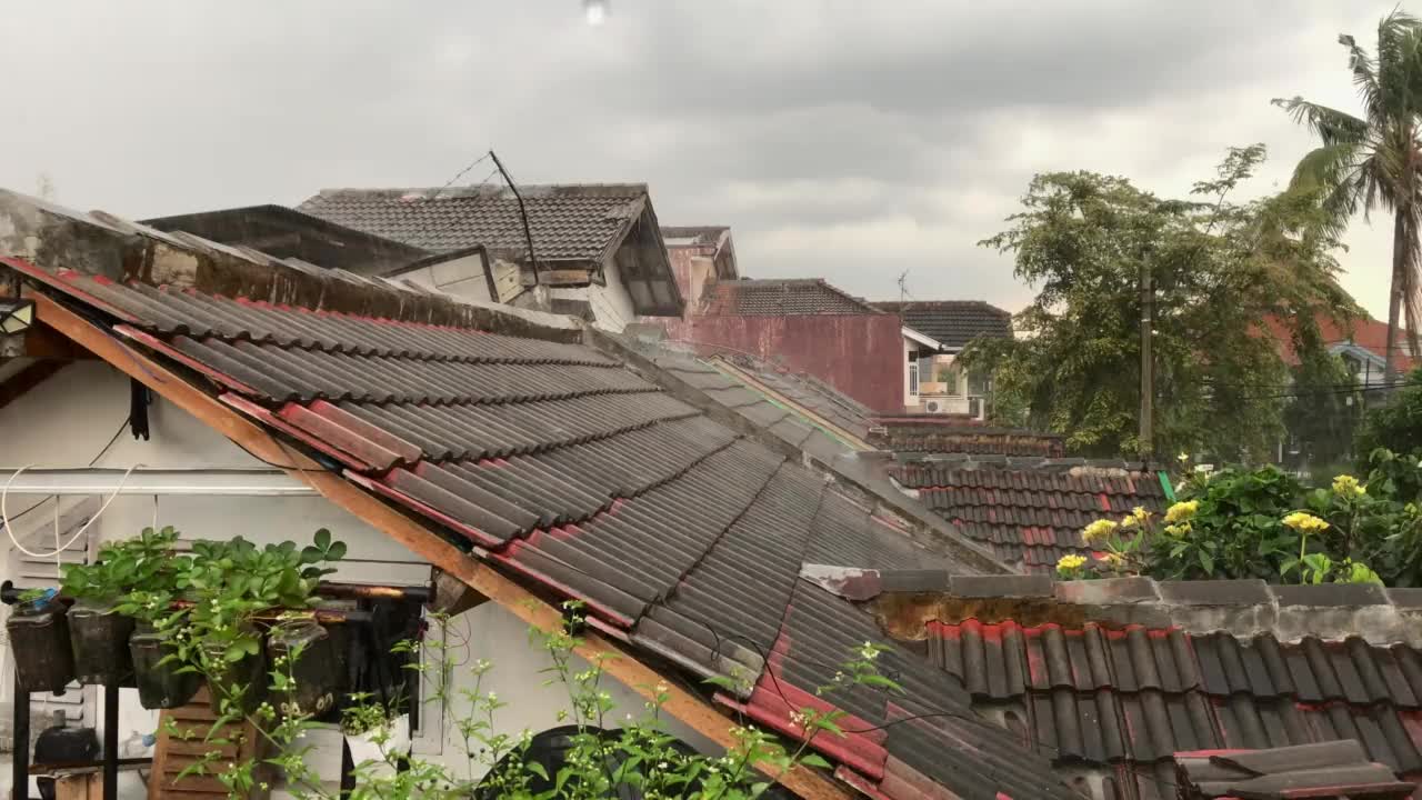 大雨打在屋顶上视频素材