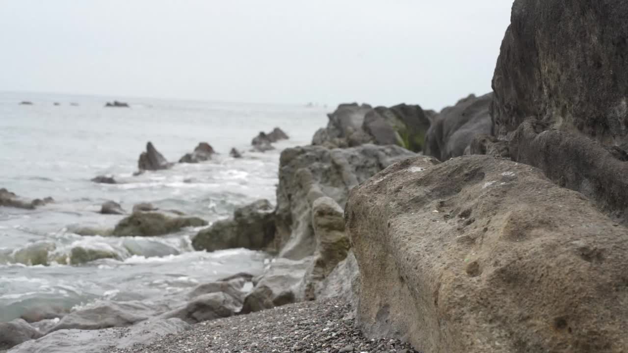 海浪撞击岩石视频素材