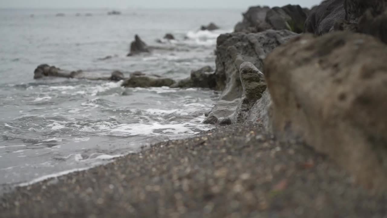 海浪撞击岩石视频素材