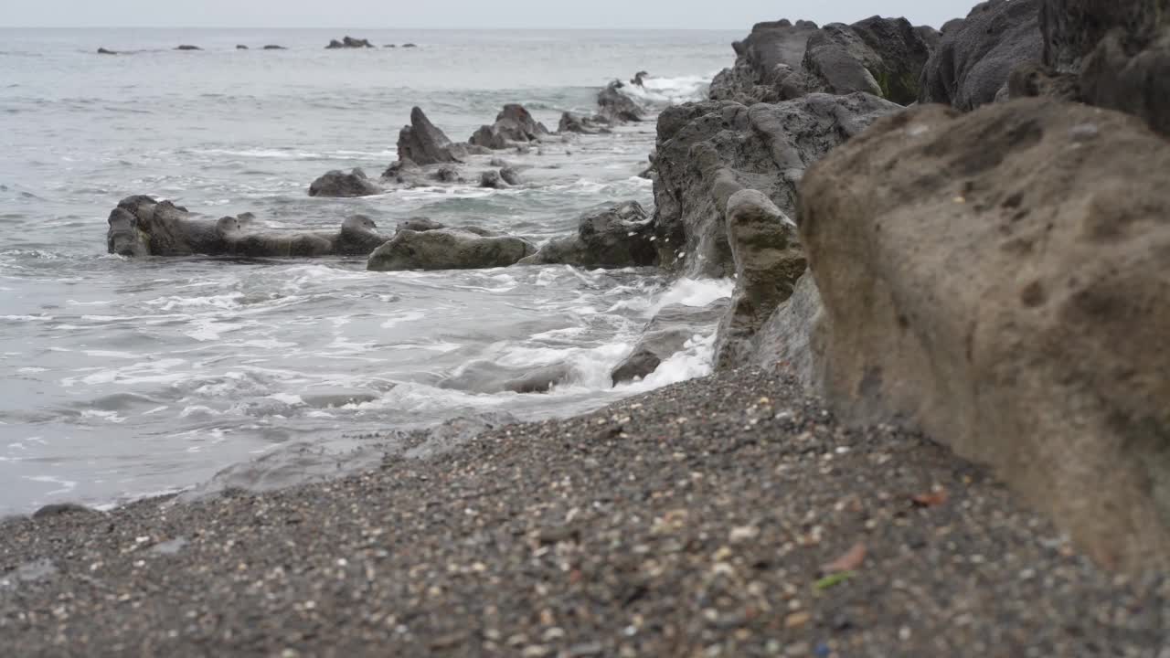 海浪撞击岩石视频素材