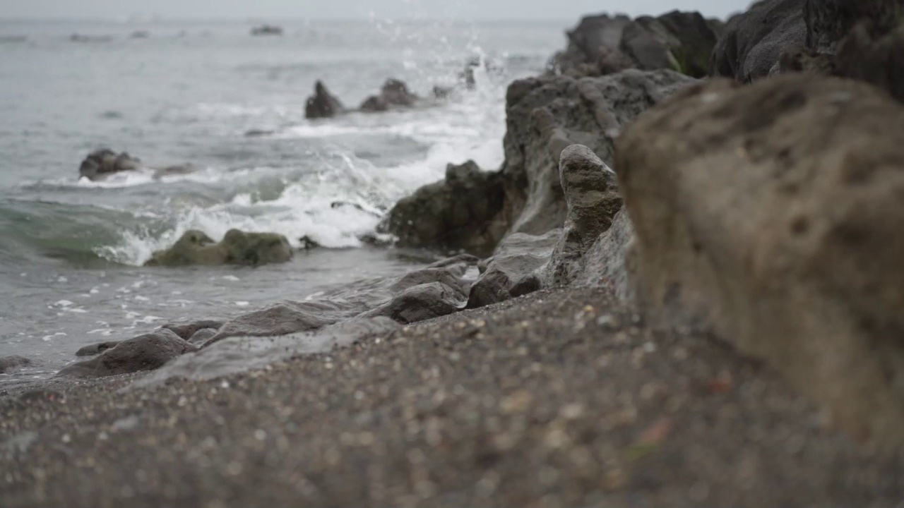 海浪撞击岩石视频素材