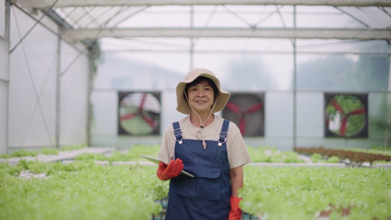 那位农民对她在温室里的生意感到自豪。视频素材