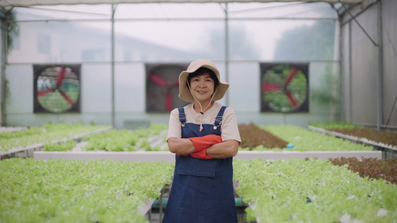 那位农民对她在温室里的生意感到自豪。视频素材