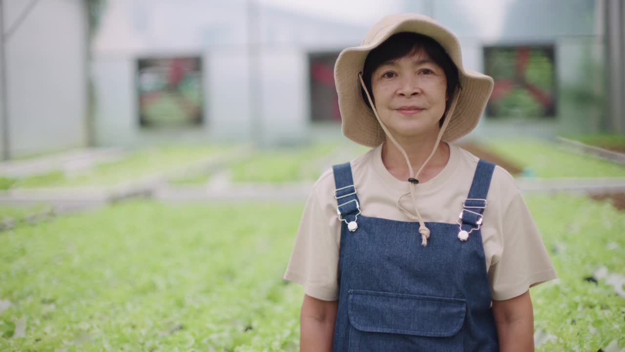 那位农民对她在温室里的生意感到自豪。视频素材