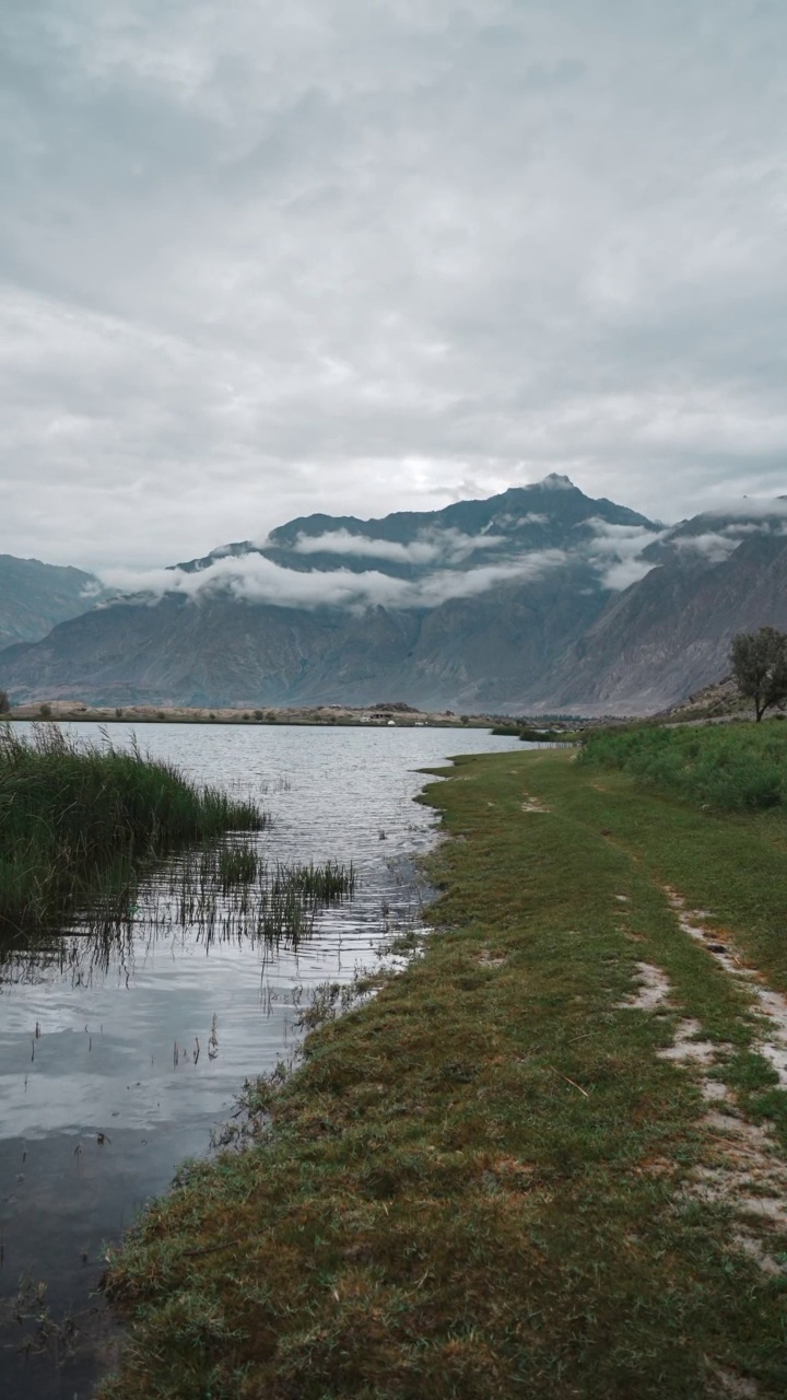 湖滨，以山为背景。视频素材