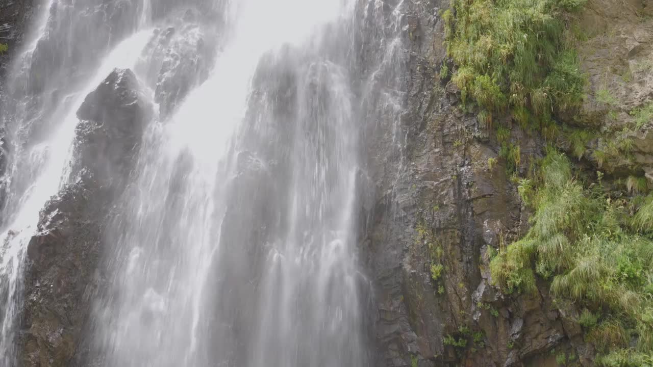 近距离瀑布流动视频素材