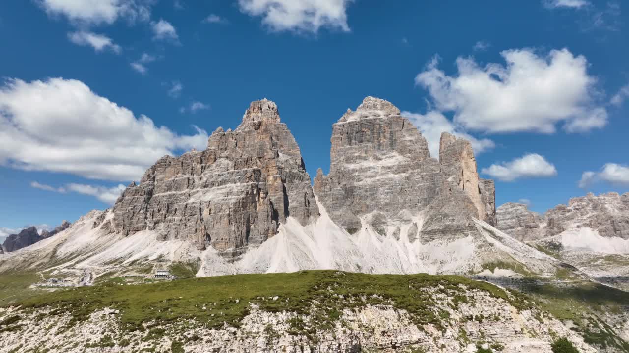 意大利维尼托，贝鲁诺，意大利Dolomites，一个晴朗的夏日鸟瞰Tre Cime di Lavaredo视频素材