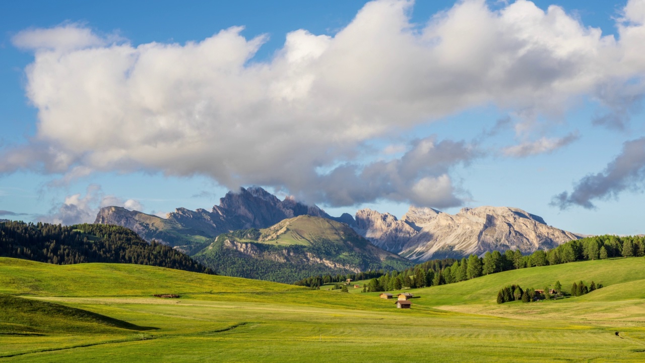 从意大利Dolomites的Seiser Alm观看朗科费尔山上滚动的云的时间流逝视频素材