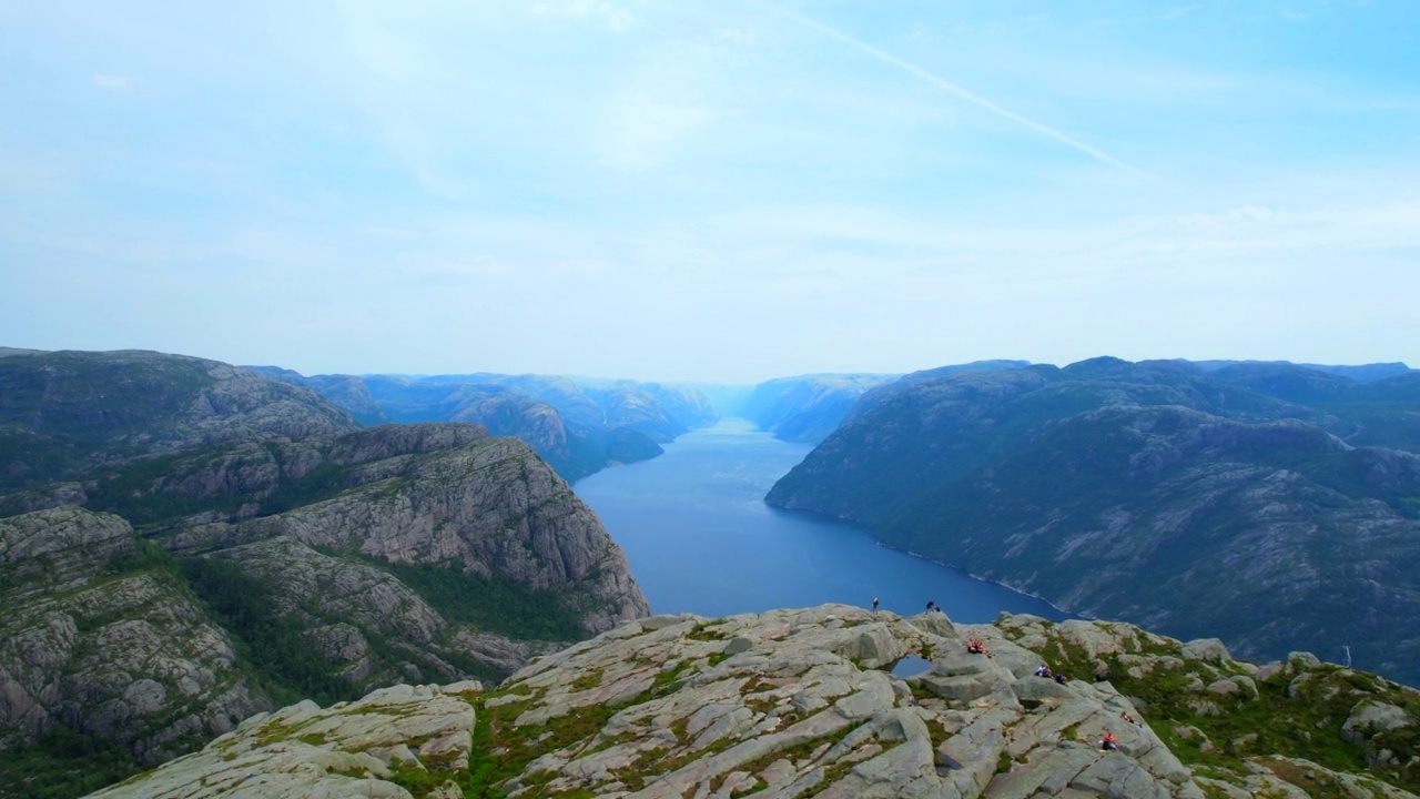 雷克石讲坛岩石湾峡湾Lysefjord航拍HDR镜头视频素材