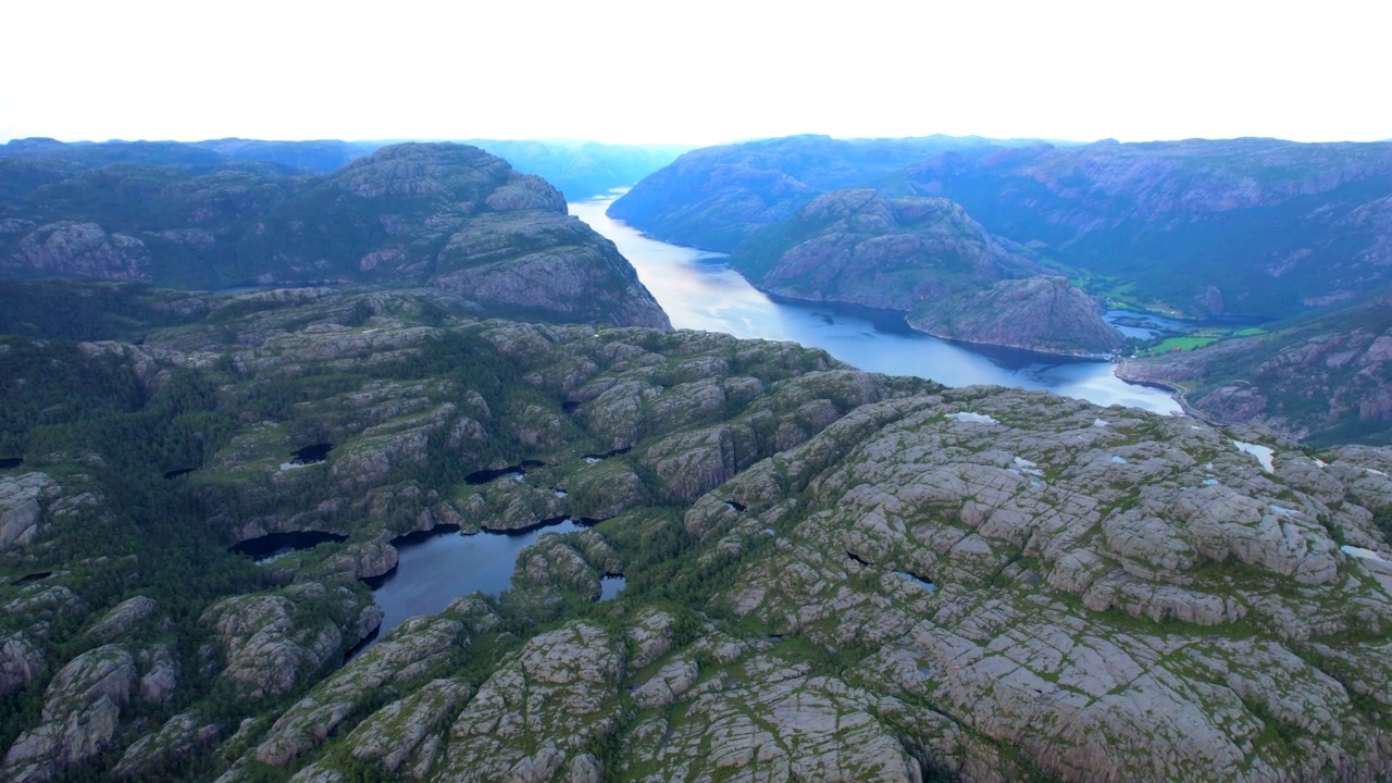 雷克石讲坛岩石湾峡湾Lysefjord航拍HDR镜头视频素材