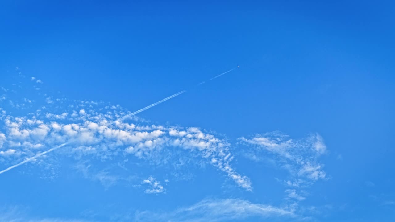 飞机在天空中穿过云层视频素材