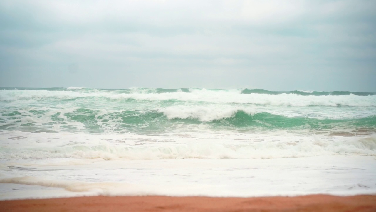 海洋野生海滩暴风雨天气。葡萄牙辛特拉卡斯凯斯，阿德拉加沙滩，风景如画视频素材