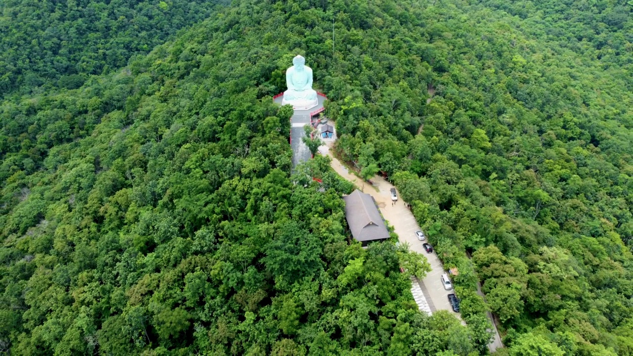 在泰国南邦省湄他地区的Wat Phra That Doi Phra Chan寺庙的山顶上，大佛雕像环绕着森林。视频素材