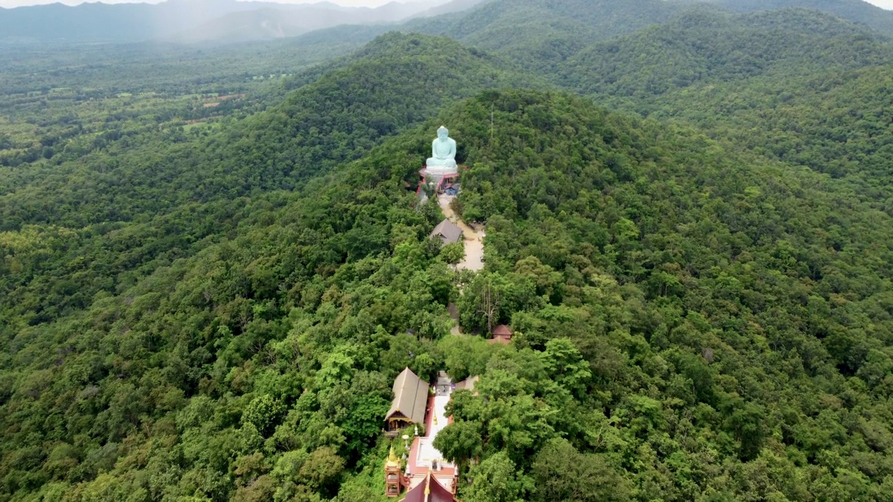 在泰国南邦省湄他地区的Wat Phra That Doi Phra Chan寺庙的山顶上，大佛雕像环绕着森林。视频素材