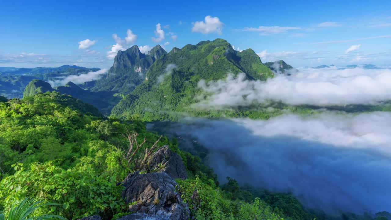 视频时间间隔4k，村庄覆盖在雾与波低云在Nong khiaw山谷，老挝视频素材