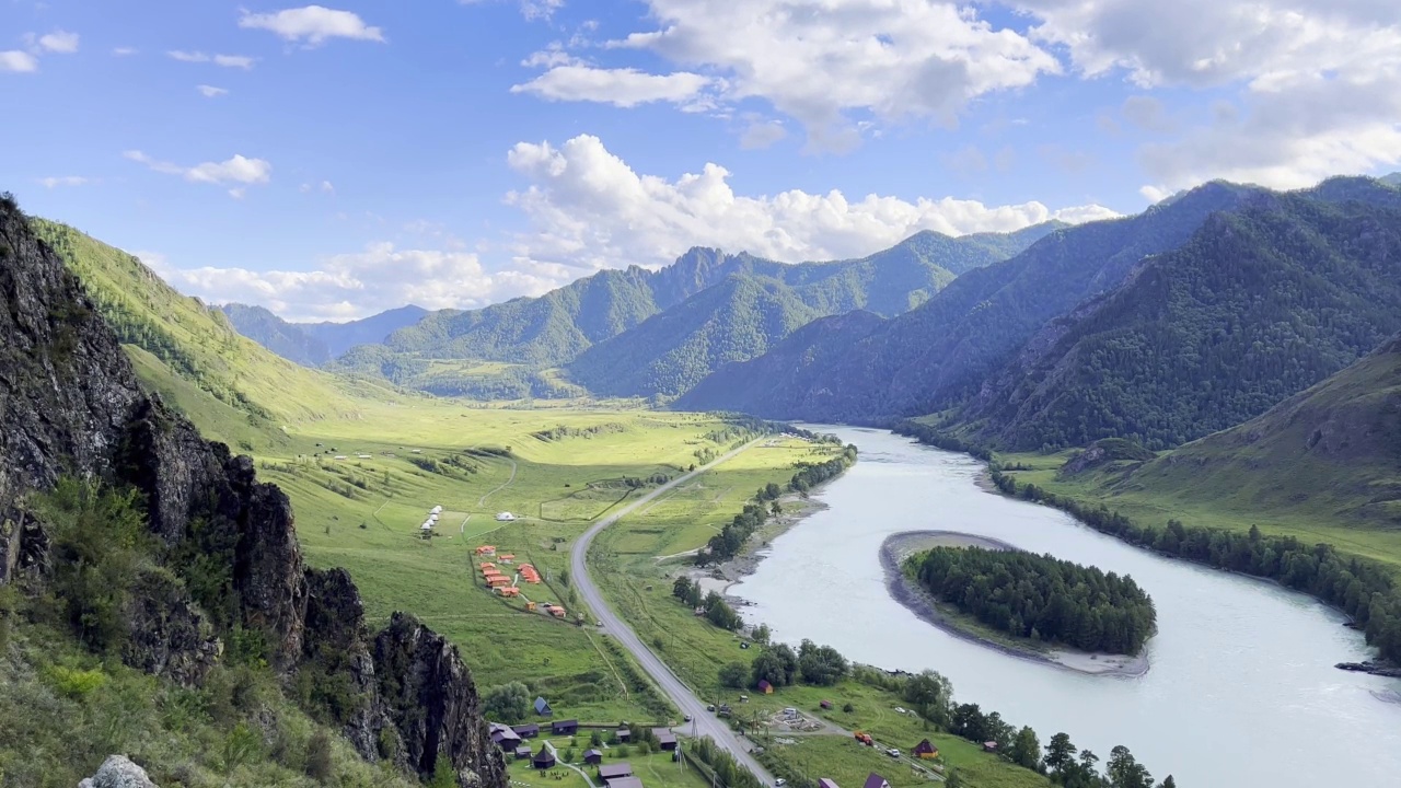 五彩缤纷的山景和卡顿河，还有一个小岛视频素材