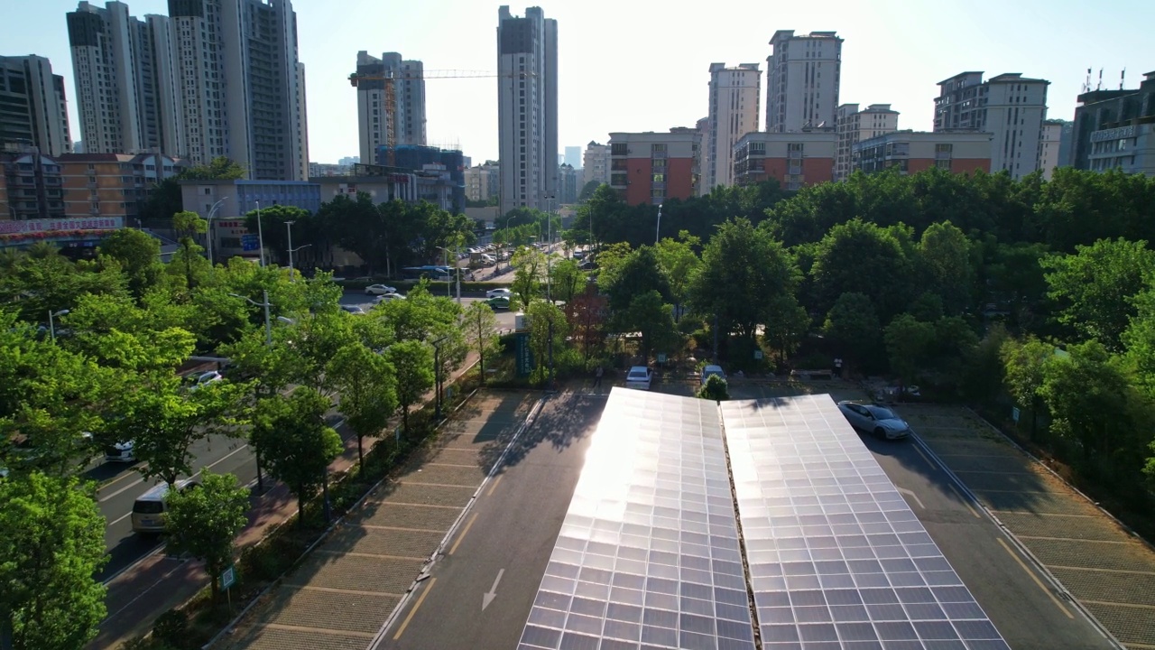 太阳能充电停车场视频素材