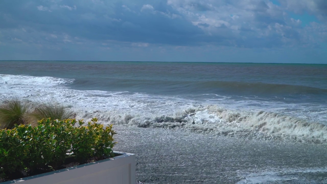 沙滩上有花坛的露台。夏天的海景。海洋。旅行视频素材