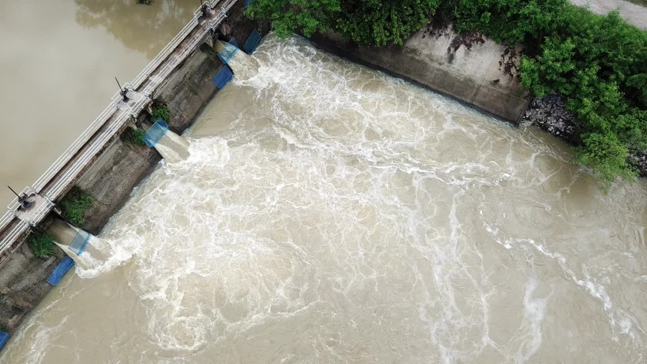 暴雨后泄洪大坝鸟瞰图。视频素材