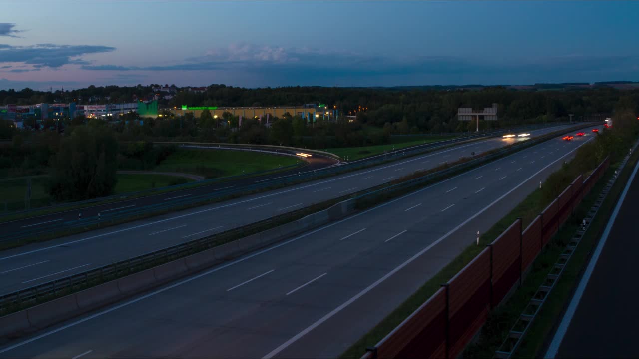 在夜间高速公路的时间流逝中的交通概念视频素材