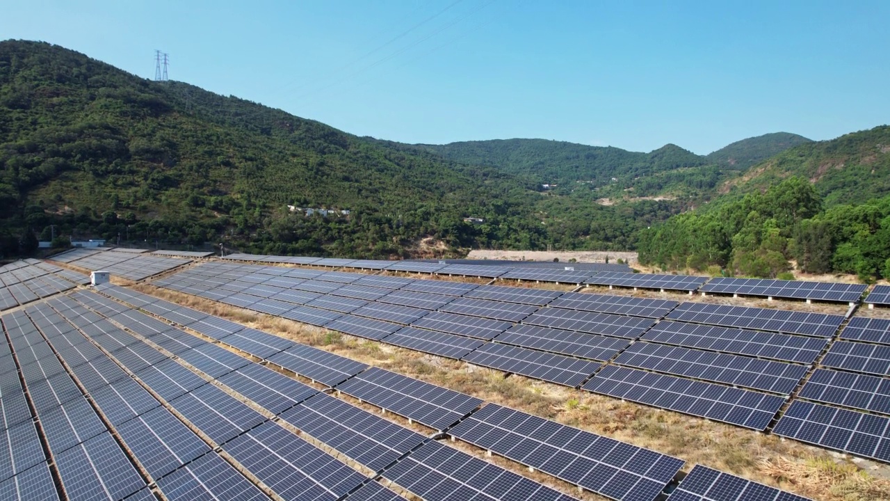 山区的太阳能发电厂视频素材