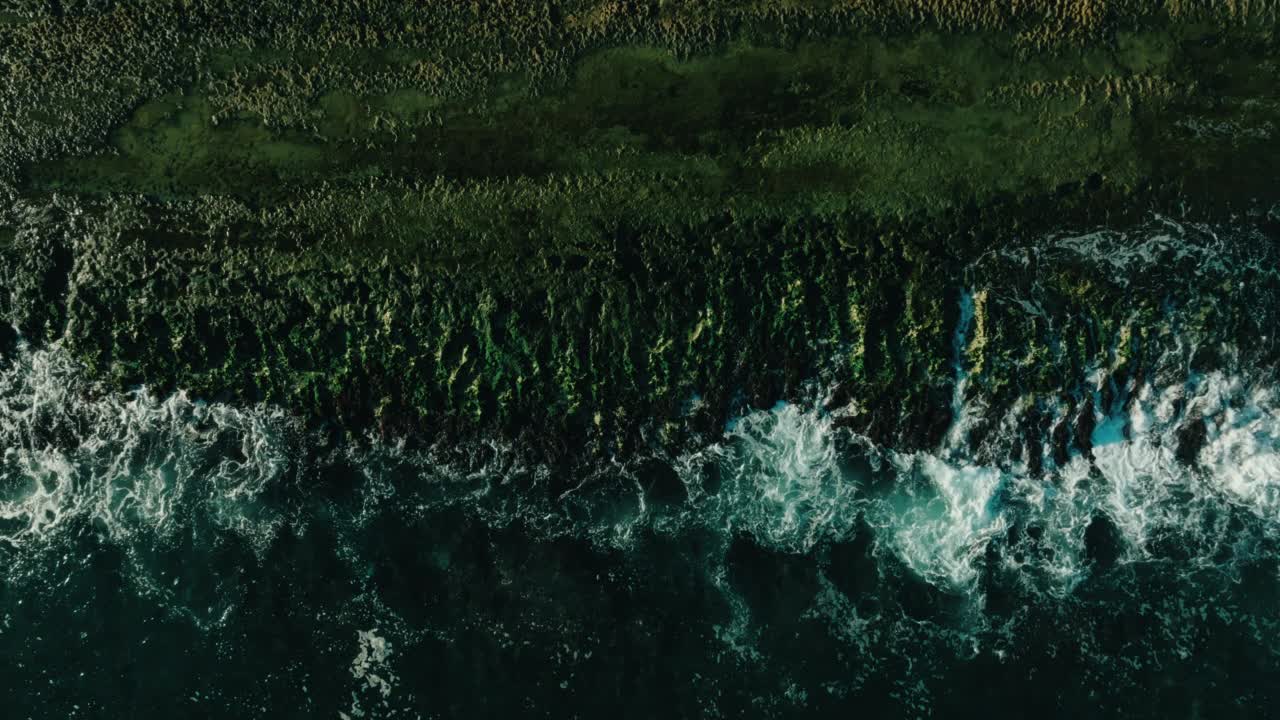 从上到下鸟瞰图海浪撞击热带海滩背景视频素材