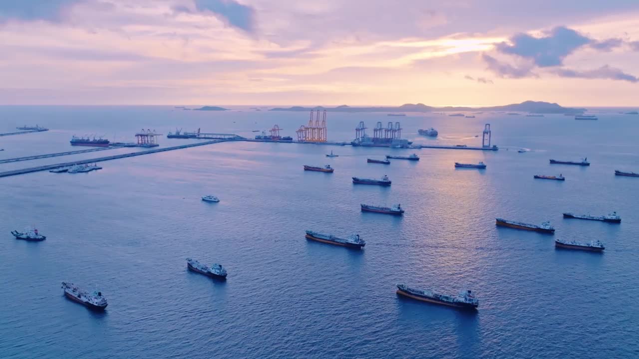 鸟瞰图停泊在炼油厂附近油港进行运输的油轮视频素材