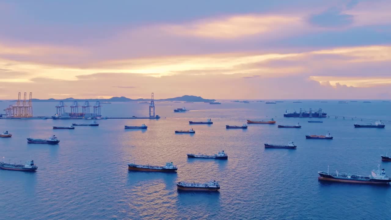 鸟瞰图停泊在炼油厂附近油港进行运输的油轮视频素材