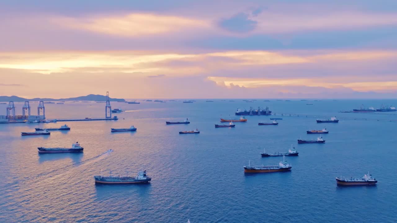 鸟瞰图停泊在炼油厂附近油港进行运输的油轮视频素材