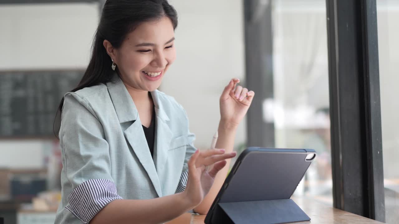 微笑迷人的年轻女子用户在笔记本电脑上打字在家庭办公室。视频素材