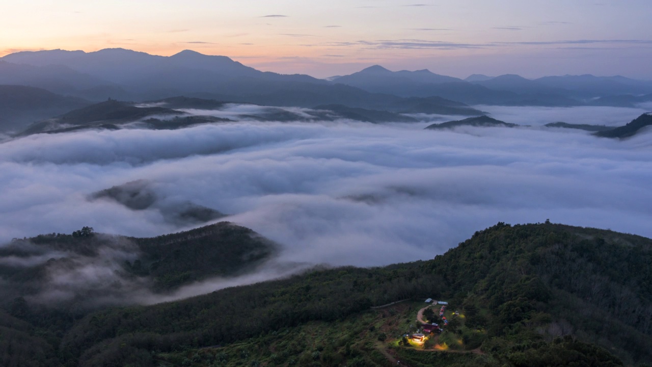 在泰国雅拉省艾耶翁的Gunung Silipat视点，美丽的日出与雾气滚滚的时间流逝视频素材