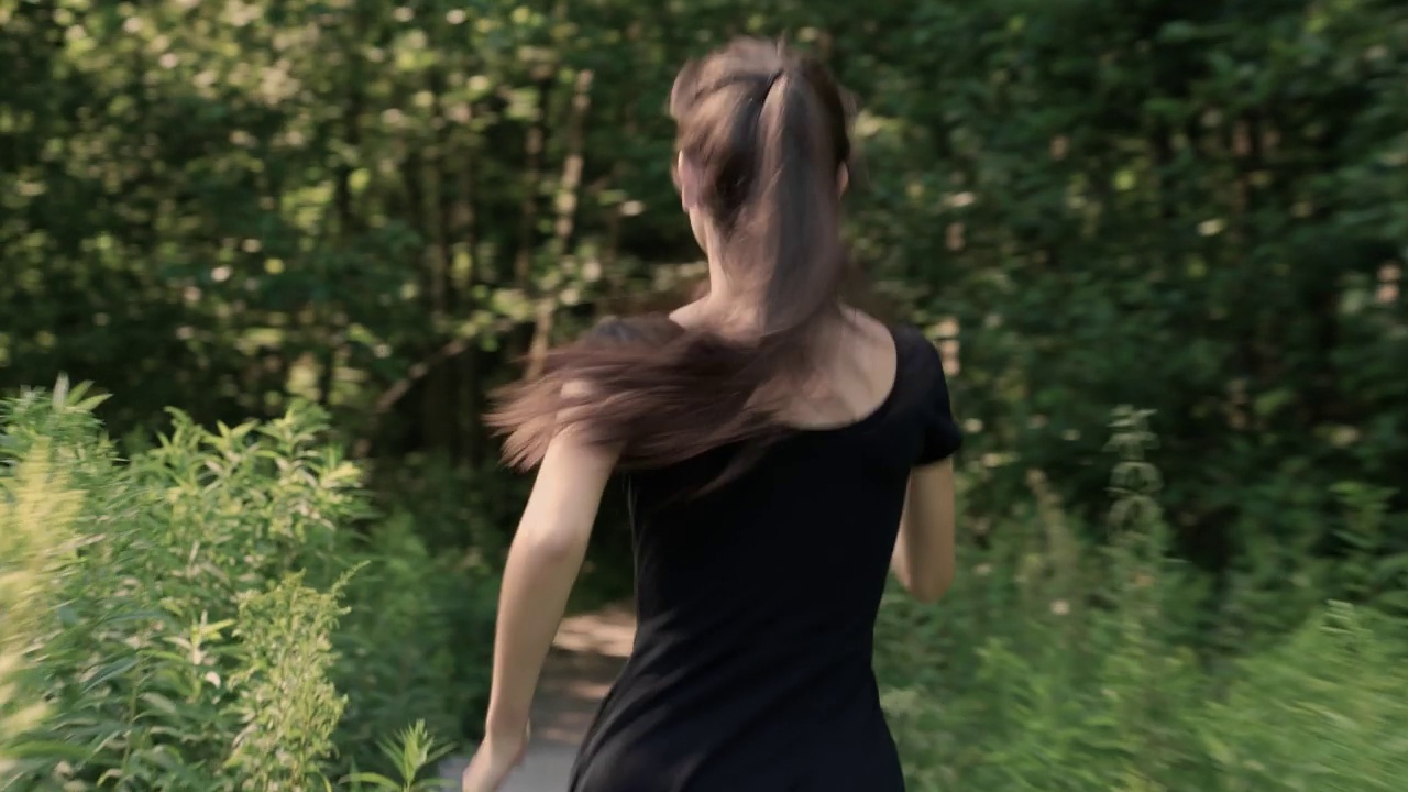 人类/女孩跑过绿色的森林。视频素材