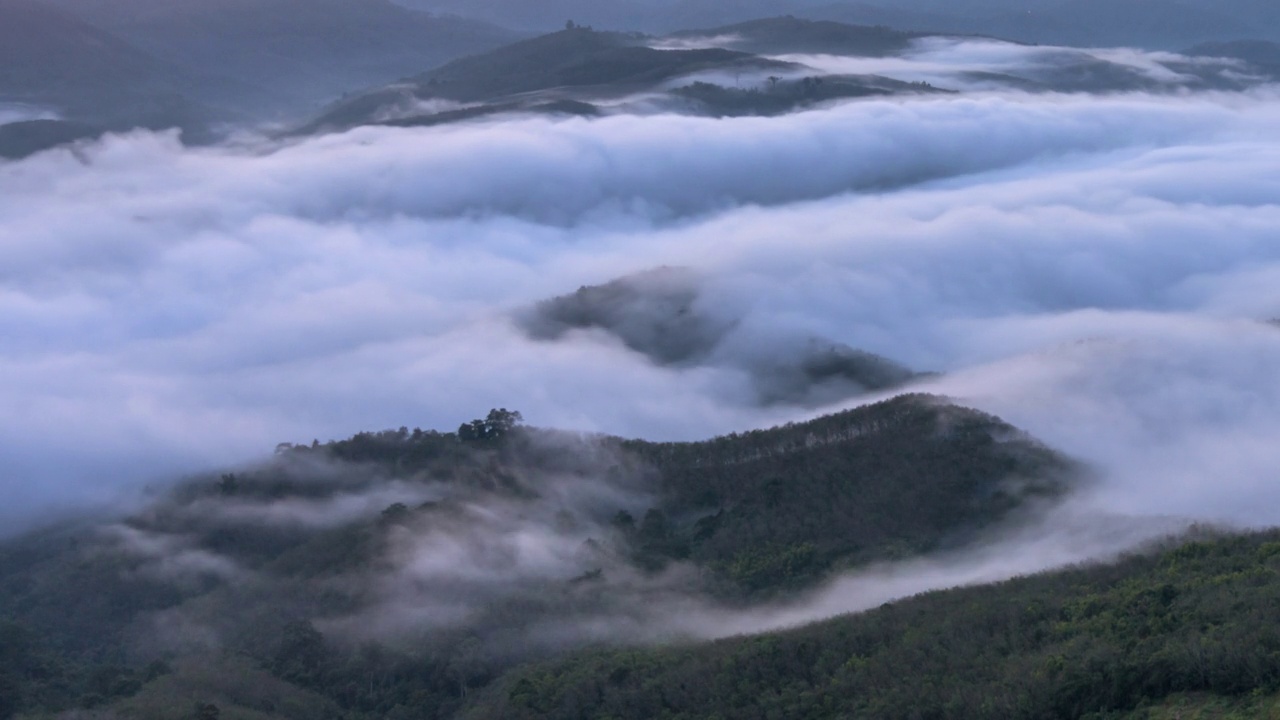 在泰国雅拉省艾耶翁的Gunung Silipat视点，美丽的日出与雾气滚滚的时间流逝视频素材