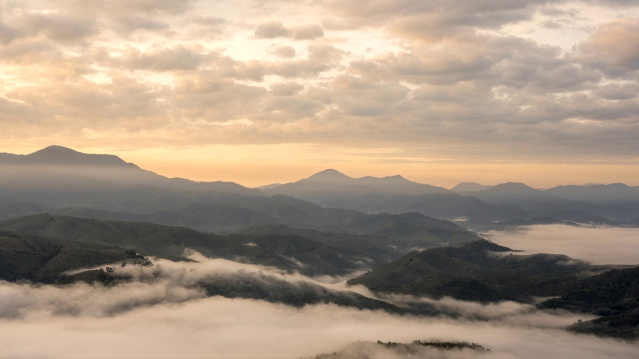 在泰国雅拉省艾耶翁的Gunung Silipat视点，美丽的日出与雾气滚滚的时间流逝视频素材