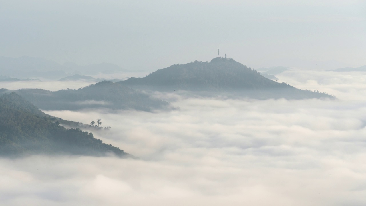 在泰国雅拉省艾耶翁的Gunung Silipat视点，美丽的日出与雾气滚滚的时间流逝视频素材