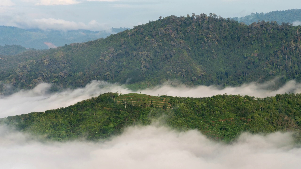 在泰国雅拉省艾耶翁的Gunung Silipat视点，美丽的日出与雾气滚滚的时间流逝视频素材