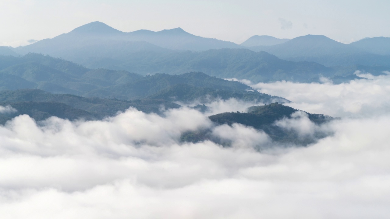 在泰国雅拉省艾耶翁的Gunung Silipat视点，美丽的日出与雾气滚滚的时间流逝视频素材