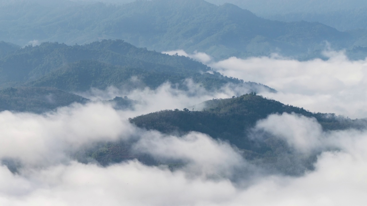 在泰国雅拉省艾耶翁的Gunung Silipat视点，美丽的日出与雾气滚滚的时间流逝视频素材