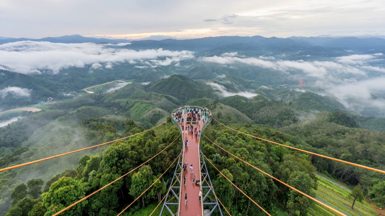 时间流逝移动云和雾，日出的景象从天空步道，泰国雅拉省艾耶翁区视频素材