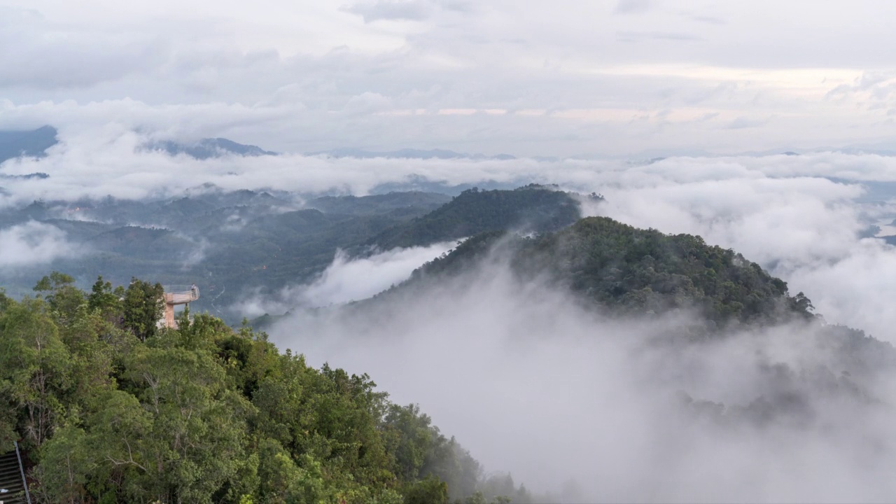 在泰国雅拉省艾耶翁的Gunung Silipat视点，美丽的日出与雾气滚滚的时间流逝视频素材